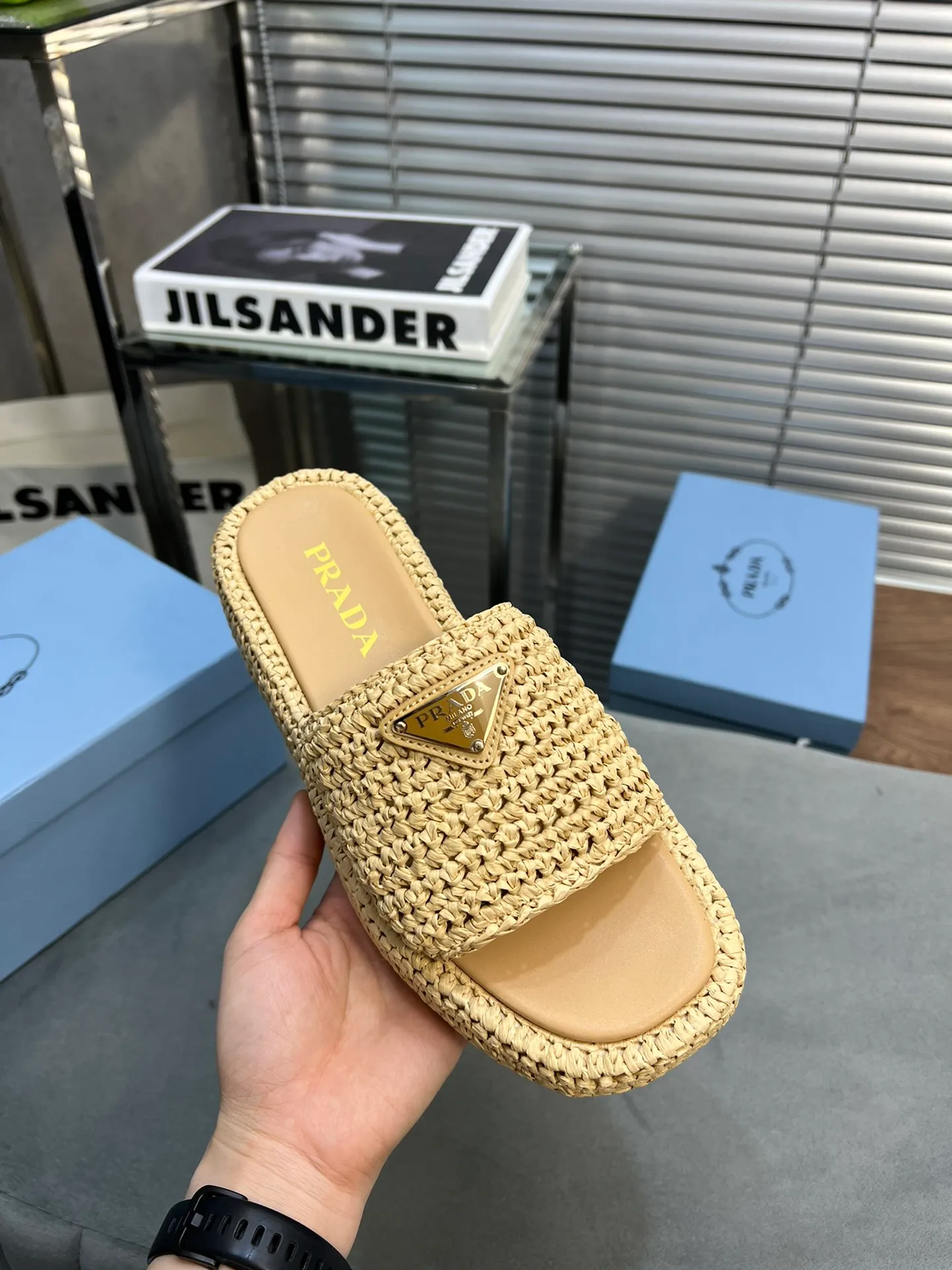 👟👟Ex-factory price 420👟👟 Prada’s new woven shoes and straw slippers! This year's popular straw series, lazy people's must-have slippers, look so good on your feet! ●Material: original uniform grass weave ●Inner padding: sheepskin lining ●Outsole: rubber outsole ●Number of yards: 35～40 (40 41 customized)